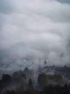 město s budovami a stromy v zelené oblasti