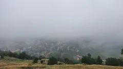 Tráva a městské budovy v Filbandu, Mazandaran za denního světla