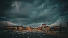ulice města s oblačnou oblohou, zámek Chateau de Versailles v pozadí