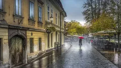 Podzimní ulice v Lublani s lidmi během dne