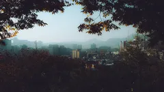 Panorama města za denního světla pod bílou oblohou