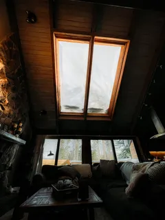 bílá dřevěná okna s rámem a sklem