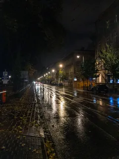 Automobily jedoucí po silnici v noci