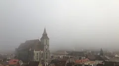 letecký pohled na město zahalené v mlze