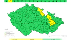 Mapa ČR s označením okresů podle výskytu pylu, většina oblastí zelená, východ žlutý.