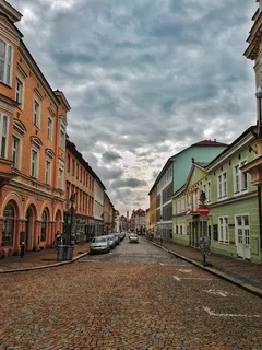 Cesty k Žižkovu náměstí s auty zaparkovanými u silnice za dne