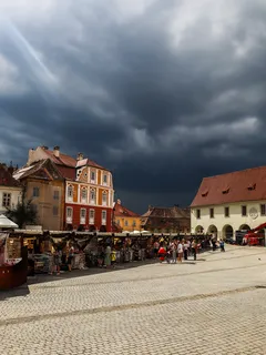Čtvercová scéna pod tmavou bouřkovou oblohou