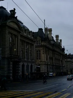 městská ulice s semaforem a budovou v pozadí